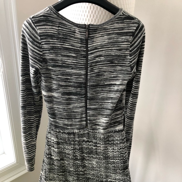 Beautiful Short Long sleeves Dress - Picture 3 of 3